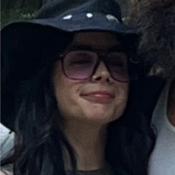 Meet your Posher, Lyndsay - Picture 1 of 1